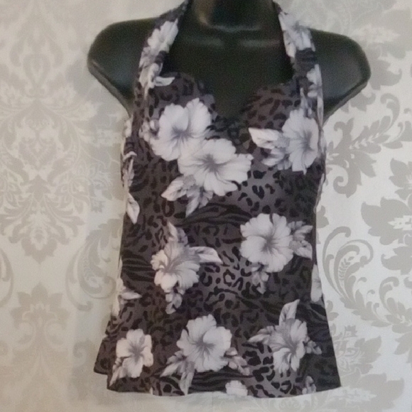 Jaclyn Smith Other - Jaclyn Smith Black and White Fitted Halter One Piece